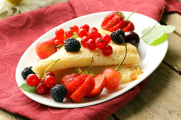 様々 な果実を持つ薄いデザート パンケーキ (クレープ) — ストック写真