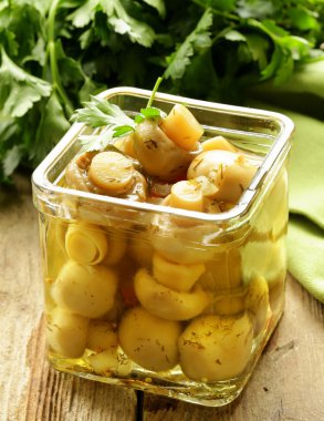 otlar ve baharatlar ile Marine mantar meze