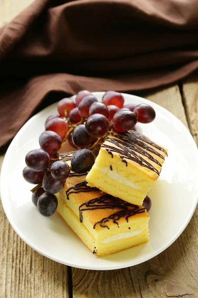 Крем-печенье с ягодами и шоколадом — стоковое фото