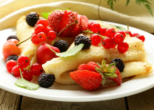 Chudy deser naleśniki (naleśniki) z różnych owoców — Zdjęcie stockowe
