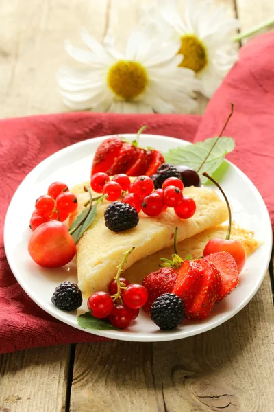 薄的甜点煎饼 (绉) 与各种浆果 — 图库照片