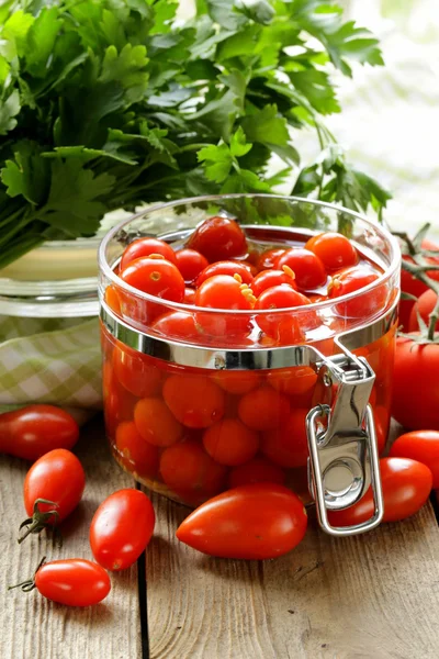 Snack Tomaten mit Kräutern und Gewürzen eingelegt — Stockfoto
