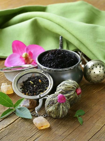 Berbagai macam teh - daun hitam, hijau, eksotis dan saringan teh — Stok Foto