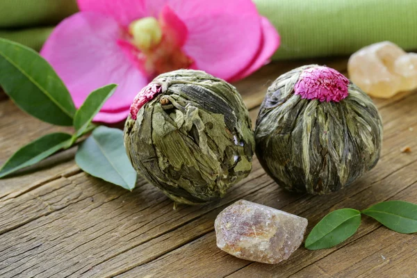 Exotiska grönt te i form av en blomma på ett träbord — Stockfoto