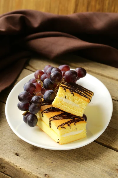 Biscoitos de creme com uva e chocolate — Fotografia de Stock