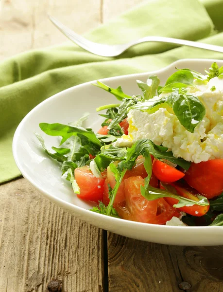 Salat mit Tomaten-Basilikum und Ziegenkäse — Stockfoto