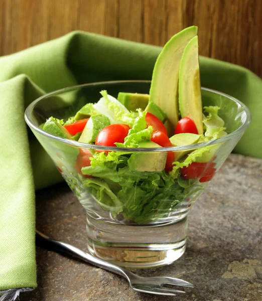 Salada com abacate e tomate cereja — Fotografia de Stock