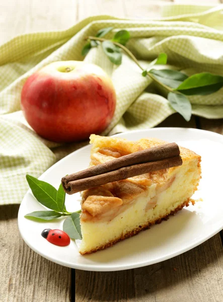 Pedazo de tarta de manzana casera con canela sobre una mesa de madera — Foto de Stock