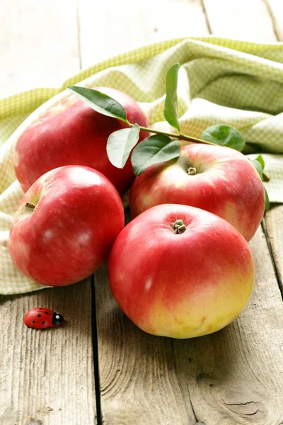 Pommes rouges mûres fraîches sur une table en bois — Photo