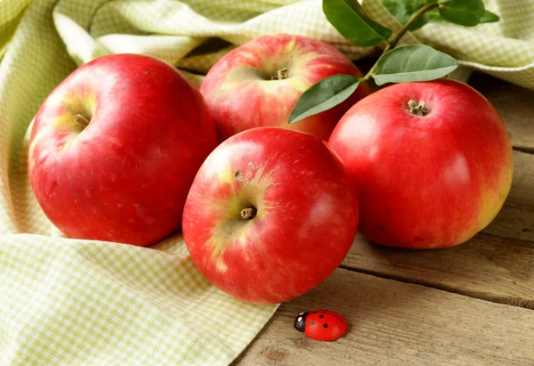 Tahta bir masada taze kırmızı elmalar — Stok fotoğraf