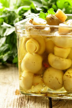 otlar ve baharatlar ile Marine mantar meze