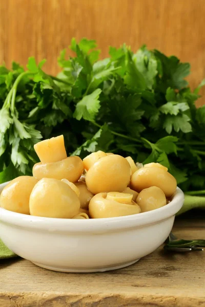 Snack de champiñones marinados con hierbas y especias —  Fotos de Stock