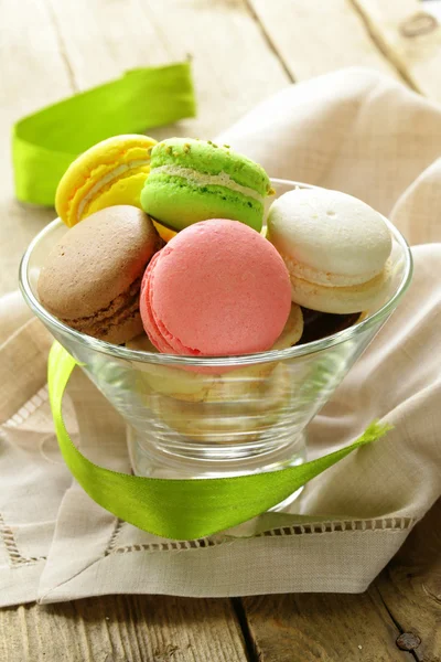 Multicolored macaroon cookies, traditional French pastries — Stock Photo, Image