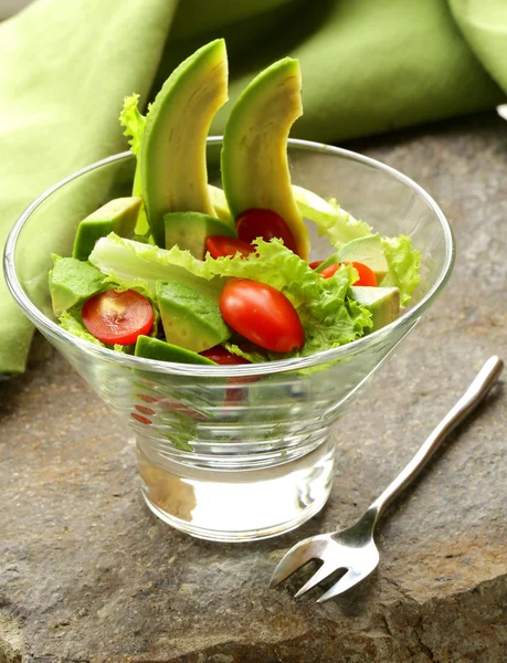 Salada com abacate e tomate cereja — Fotografia de Stock