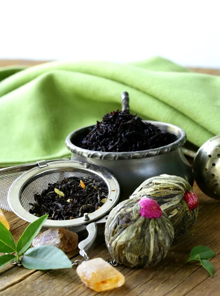 Surtido de té - coladores de hojas negras, verdes, exóticos y de té — Foto de Stock
