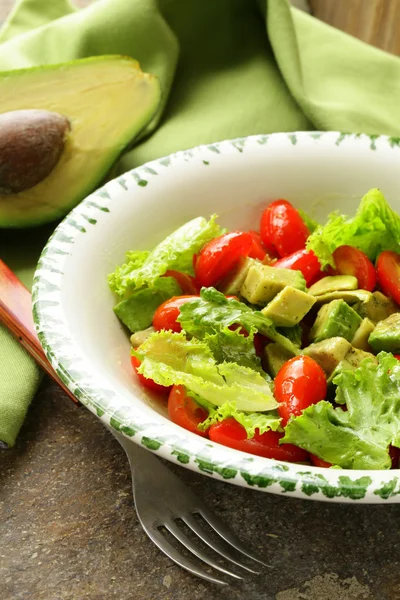 Ensalada con aguacate y tomates cherry — Foto de Stock