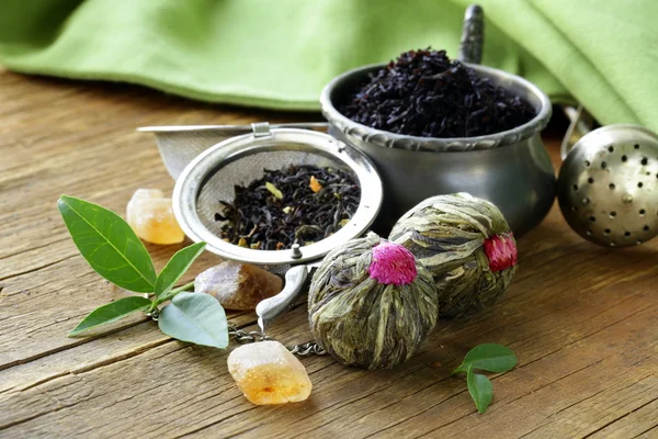 Çay - siyah yaprak, yeşil, egzotik ürün yelpazesine ve çay süzgeçler — Stok fotoğraf