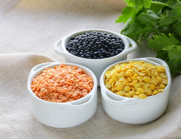 Diversi tipi di lenticchie - rosse, gialle e nere — Foto Stock