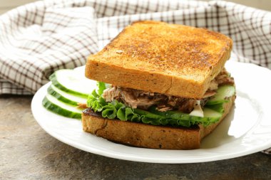 ton balıklı sandviç salatalık ve marul