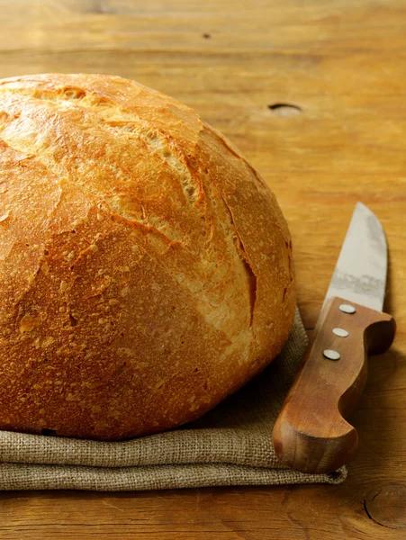 Duży bochen chleba domowej roboty z ręcznik kuchenny — Zdjęcie stockowe