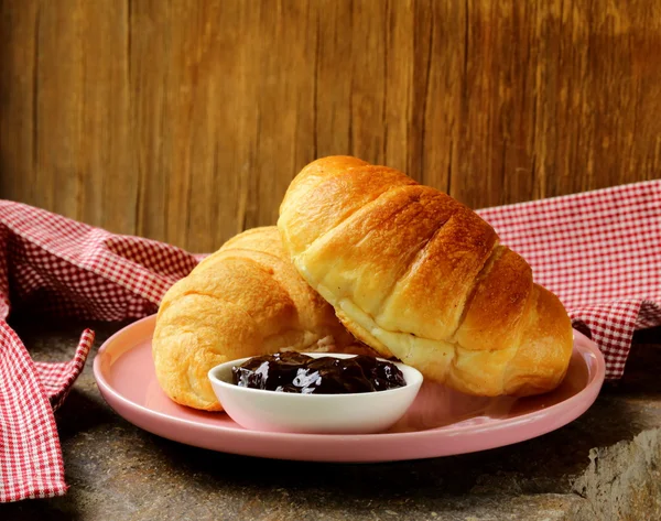 Fresh French croissant with jam for breakfast — Stock Photo, Image