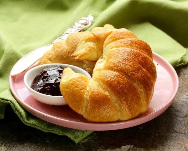 Čerstvý francouzský croissant s marmeládou na snídani — Stock fotografie