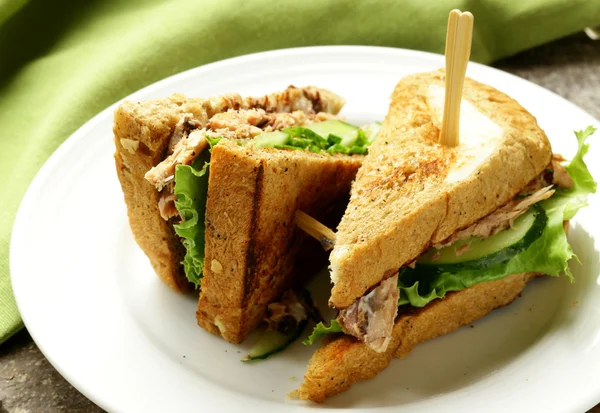 Thunfisch-Sandwich mit Gurken und Salat — Stockfoto