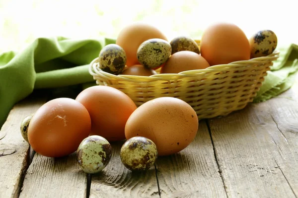 Ekologiczne jaja świeże na drewnianym stołem — Zdjęcie stockowe