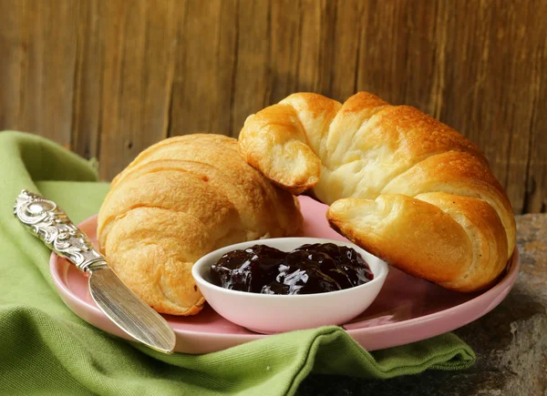 Čerstvý francouzský croissant s marmeládou na snídani — Stock fotografie