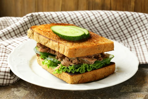 Az uborka, a saláta tonhal szendvics — Stock Fotó