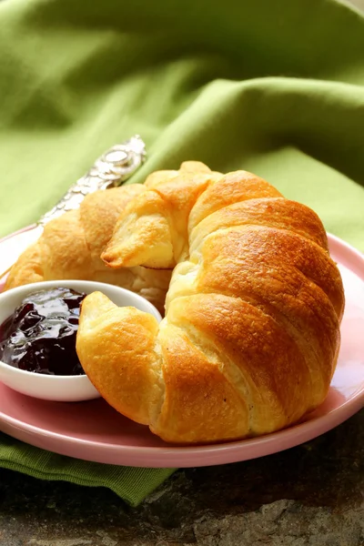 Свежий французский круассан с джемом на завтрак — стоковое фото