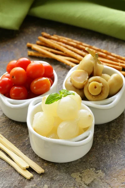 Маринованные закуски (тапас) - грибы, помидоры, огурцы и жемчужный лук — стоковое фото