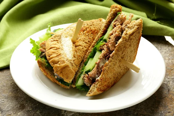 Thunfisch-Sandwich mit Gurken und Salat — Stockfoto