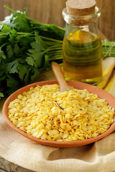 Lenticchie gialle in una ciotola sul tavolo — Foto Stock