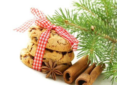 kırmızı kurdele ve yeşil çam ağacı dalları ile Noel tatlılar