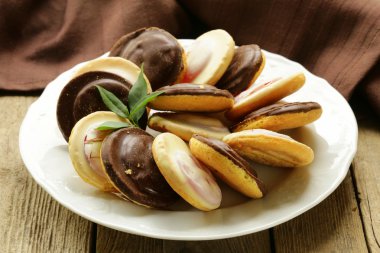 sütlü çikolata ve beyaz çikolata sır ile tanımlama