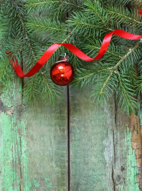 ahşap zemin üzerinde güzel süslemeleri ile Noel yeşil çam ağaç dalları