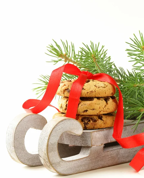Biscoitos de Natal com fita vermelha e ramos de abeto verde — Fotografia de Stock