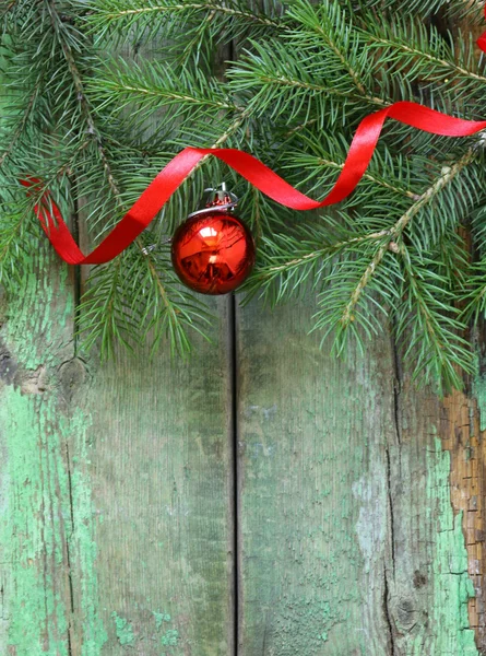 Πράσινο χριστουγεννιάτικο έλατο κλαδιά δέντρου με όμορφη διακόσμηση σε ξύλινα φόντο — Φωτογραφία Αρχείου