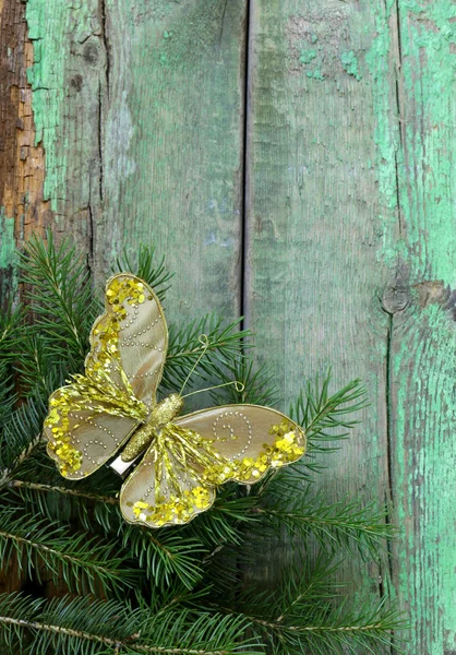 Ramas de abeto verde navideño con hermosas decoraciones sobre fondo de madera —  Fotos de Stock