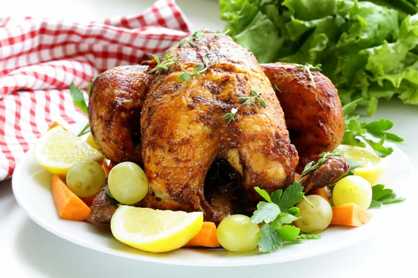 Roasted chicken with herbs (thyme and sage) — Stock Photo, Image
