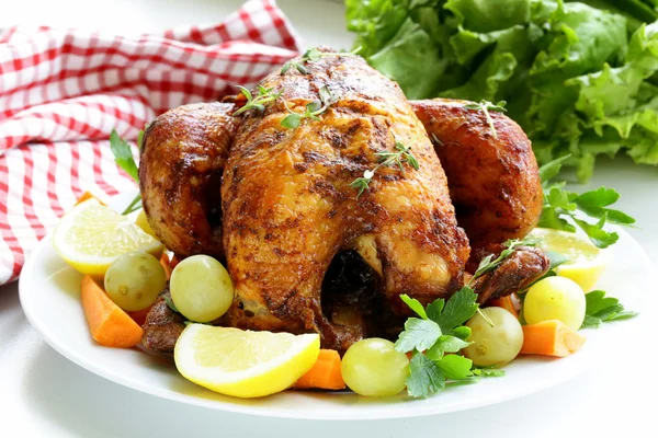 Pollo arrosto alle erbe (timo e salvia) ) — Foto Stock