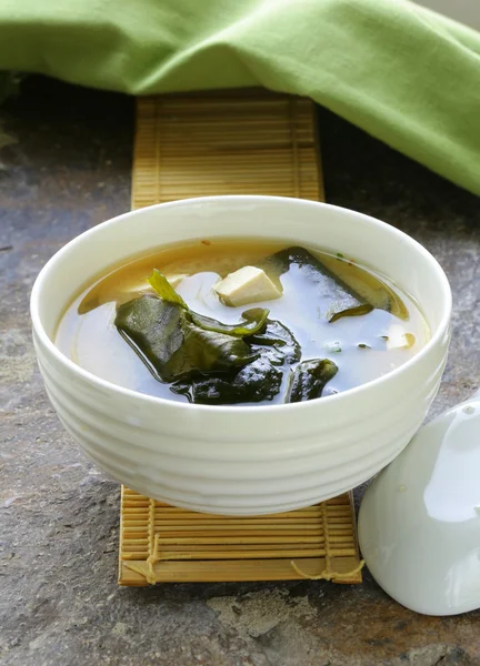 Tofu ve deniz yosunu ile Japon miso çorbası — Stok fotoğraf