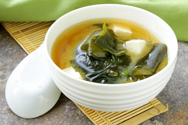 Японский мисо-суп с тофу и водорослями — стоковое фото