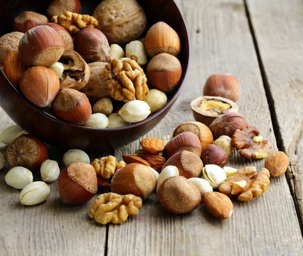 Mix van noten (amandelen, hazelnoten, walnoten) op een houten tafel — Stockfoto