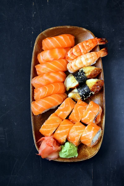 Geassorteerde sushi met zalm, garnalen en paling - traditionele Japanse gerechten — Stockfoto