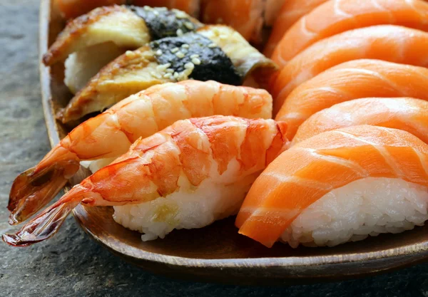 Sushi variado com salmão, camarão e enguia - comida tradicional japonesa — Fotografia de Stock