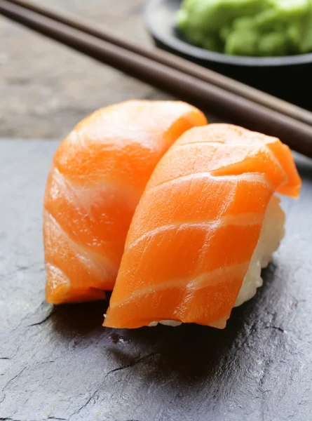 Sushi med lax - traditionell japansk mat — Stockfoto