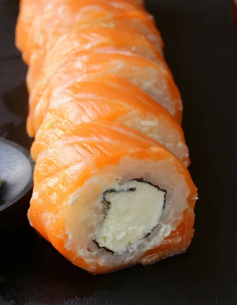 Filadélfia rola com salmão - comida tradicional japonesa — Fotografia de Stock