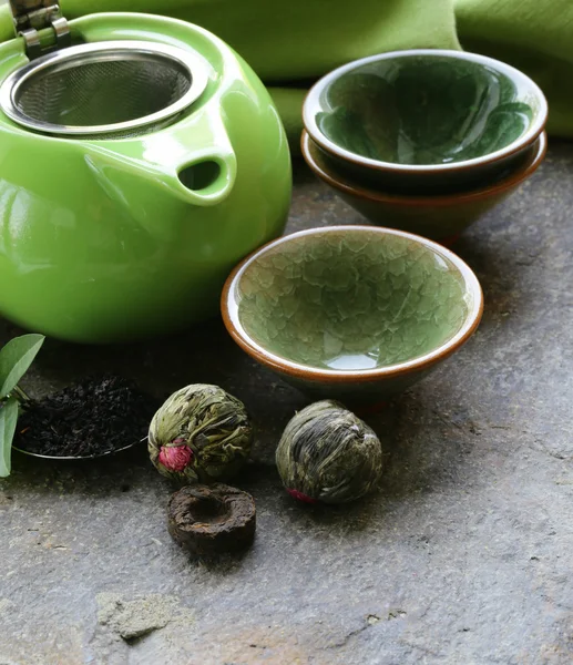 Instellen voor een traditionele thee drinken (theepot, bekers en groene thee) — Stockfoto